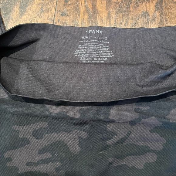 Spanx Camo Leggings Look at me Now - Picture 3 of 3